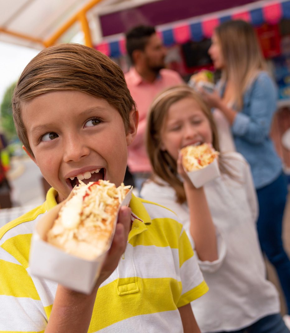 Kids-enjoying-food-at-an-amusement-park