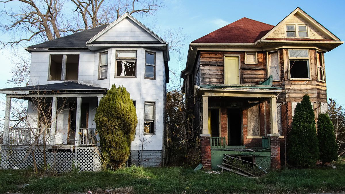Abandoned-house-exterior-in-poor-condition