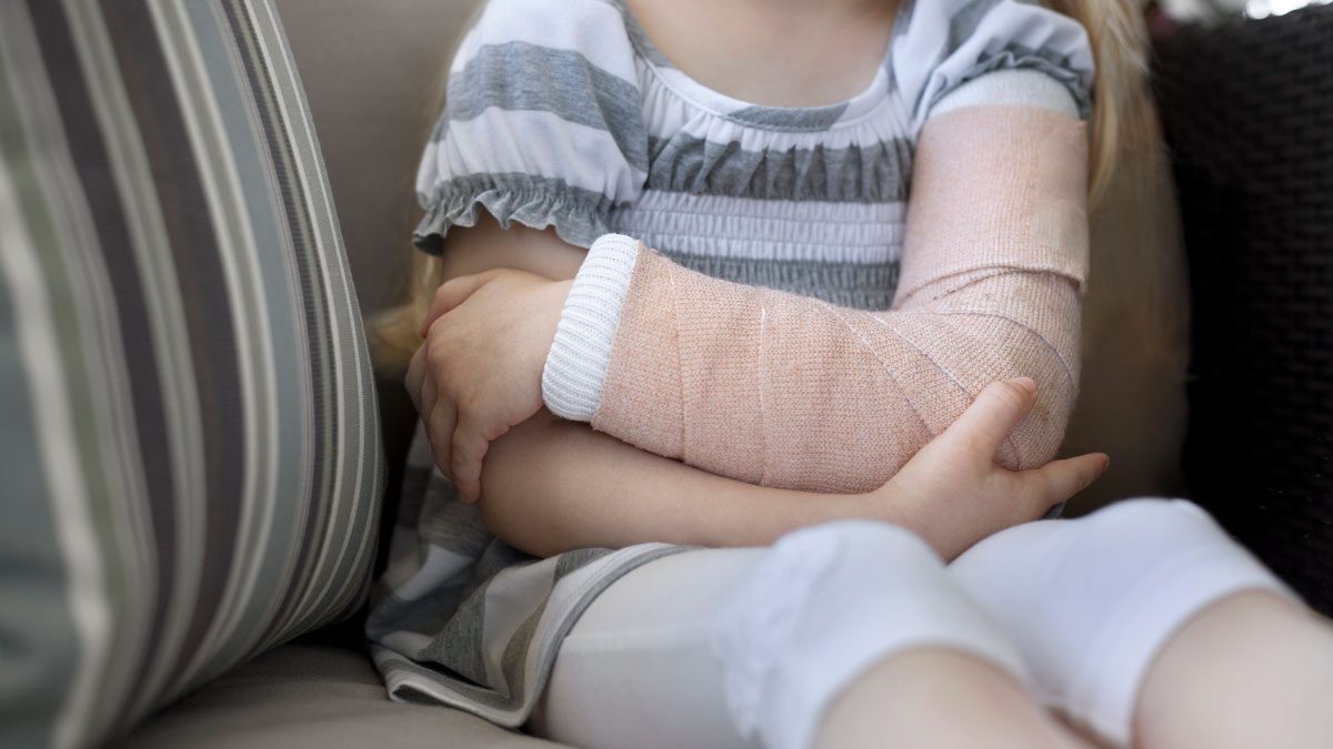 Girl-with-arm-in-cast-holding-it-up